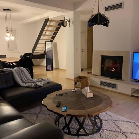 Modern Apartment In סקופיה מראה חיצוני תמונה