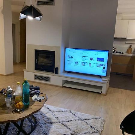 Modern Apartment In סקופיה מראה חיצוני תמונה