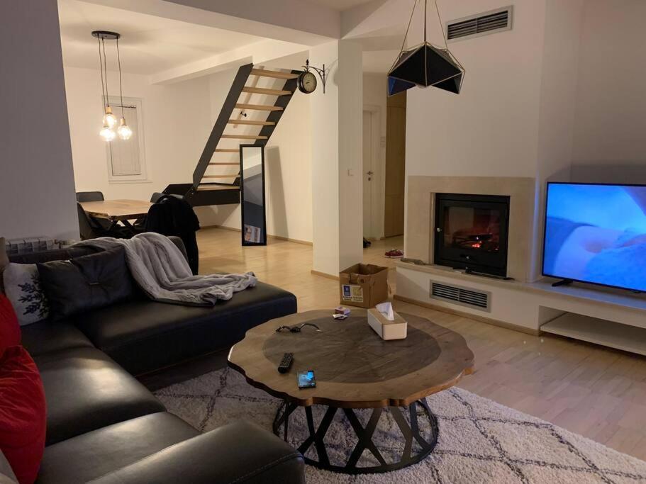 Modern Apartment In סקופיה מראה חיצוני תמונה