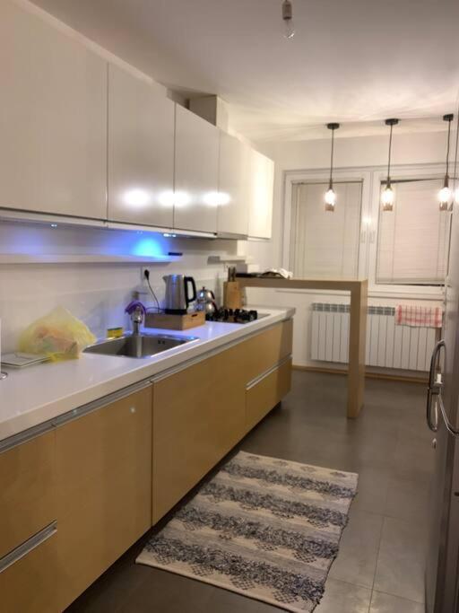 Modern Apartment In סקופיה מראה חיצוני תמונה