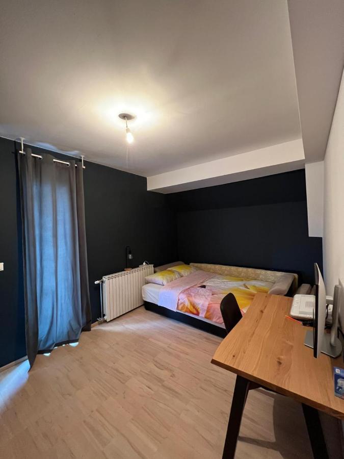 Modern Apartment In סקופיה מראה חיצוני תמונה