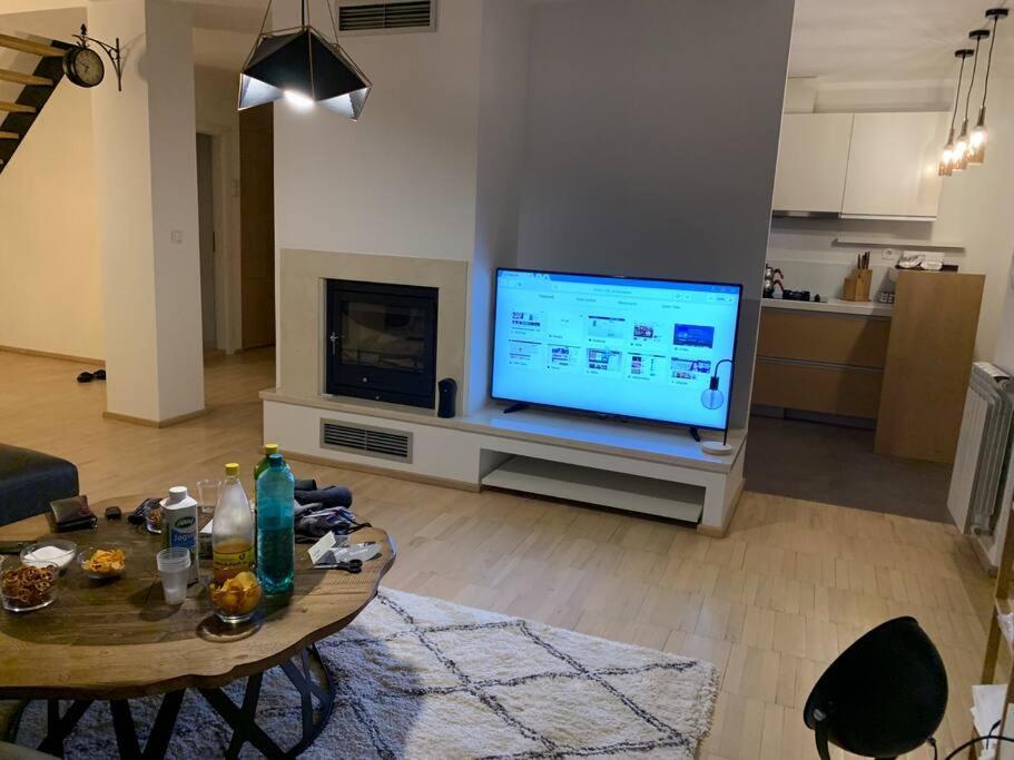 Modern Apartment In סקופיה מראה חיצוני תמונה