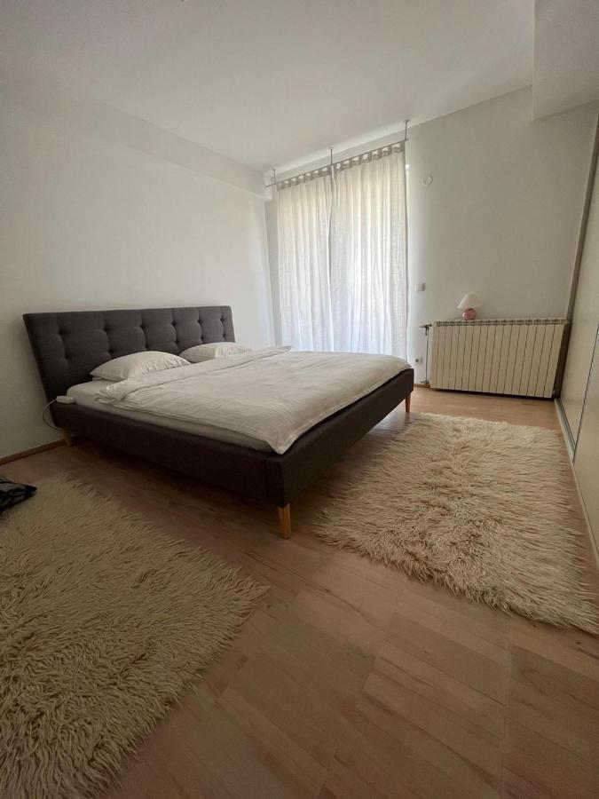 Modern Apartment In סקופיה מראה חיצוני תמונה